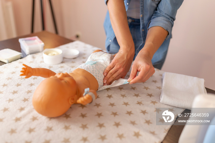 女性视频记录者拍摄关于更换新生儿尿布的视频