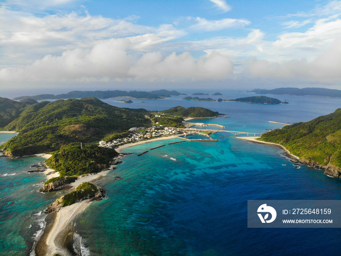 沖縄県島尻郡座間味村の慶良間諸島の阿嘉島をドローンで撮影した空撮写真 Aerial view of Aka Island in the Kerama Islands, Zamami Village, 