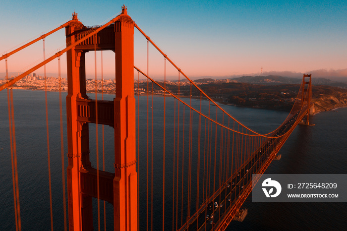 清晨日出时美丽的旧金山鸟瞰图，金门大桥和市中心。