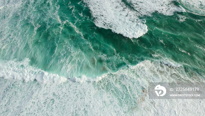 惊涛骇浪的海洋鸟瞰图。无人机照片