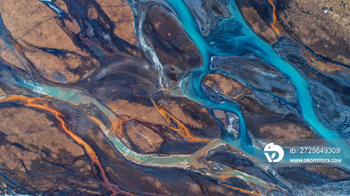 冰岛河的鸟瞰图和俯视图。美丽的自然背景。