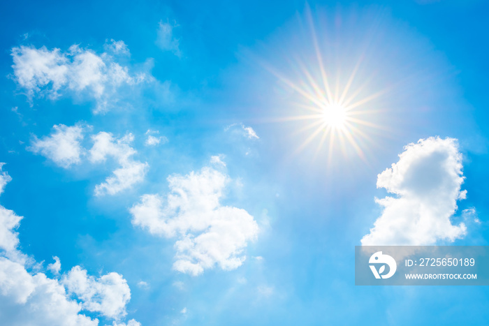 Wunderschöner blauer Himmel mit strahlender Sonne