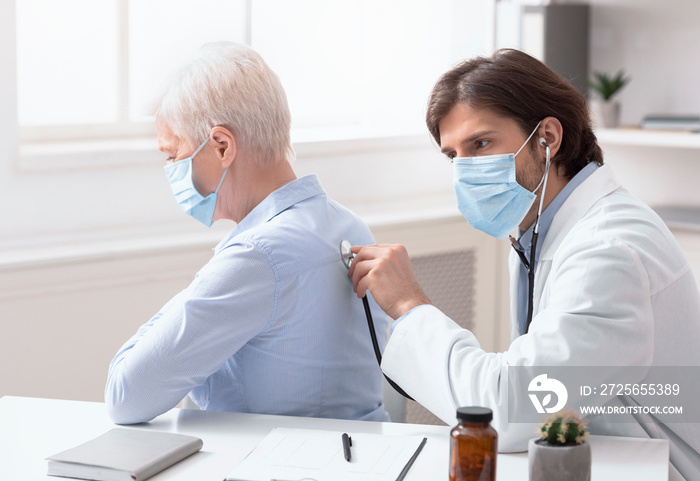 医生使用听诊器倾听老年患者的呼吸