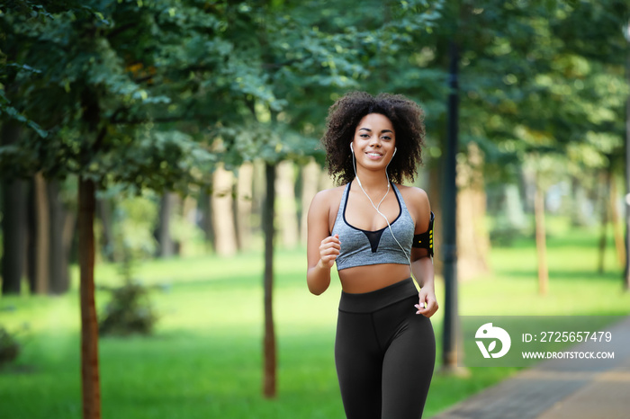 运动型非裔美国女子在公园跑步