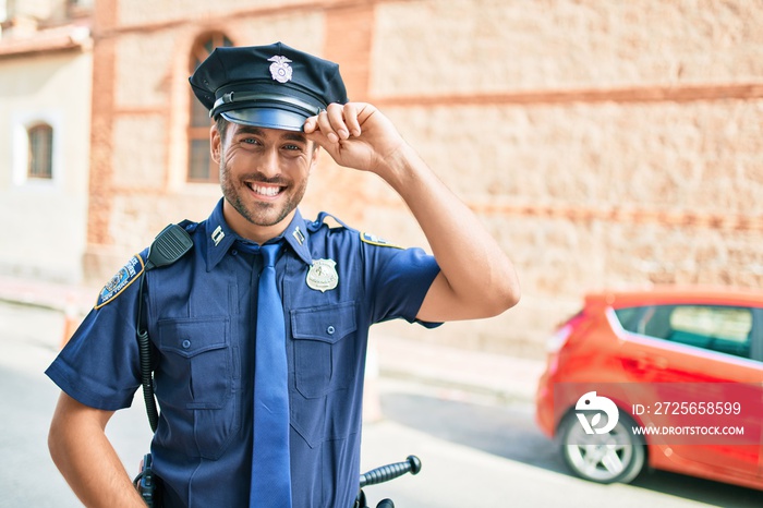 年轻英俊的西班牙警察，身穿警服，面带微笑，快乐地站在a脸上