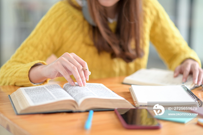 Students are reading books to prepare for university entrance exams.