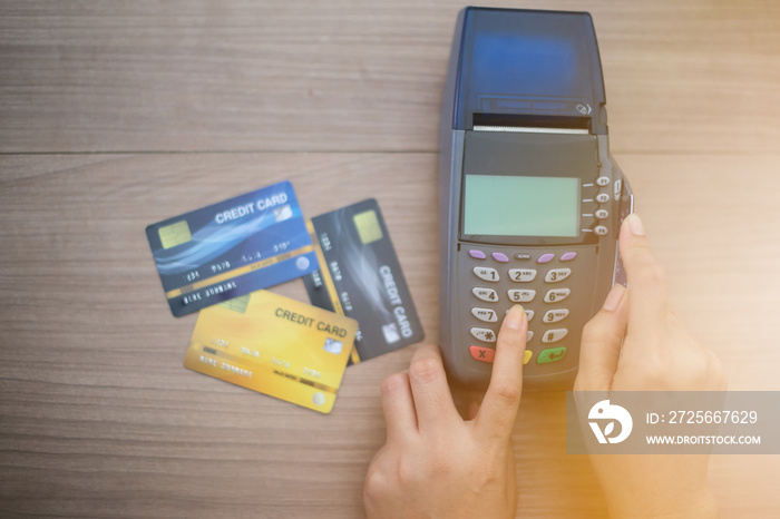 用手在刷卡机上刷信用卡多张信用卡刷卡失败