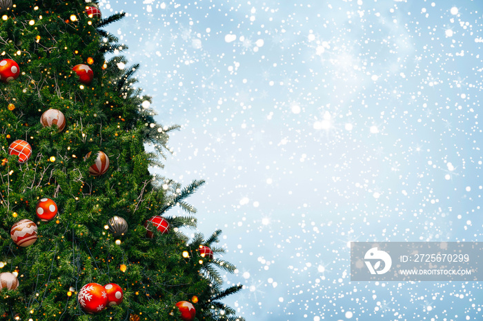 带装饰的圣诞树，浅色，雪花。用于背景、网页横幅和贺卡设计