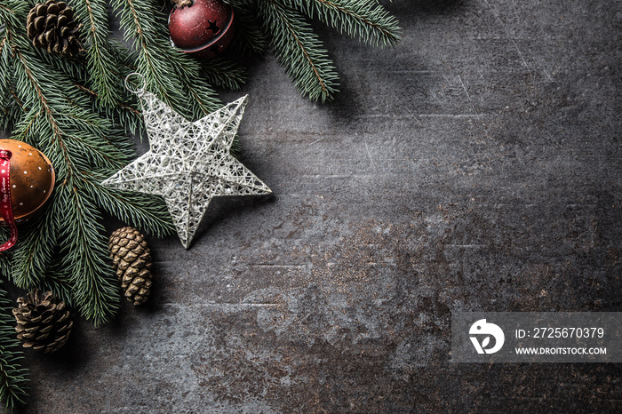 免费混凝土背景上的圣诞星星装饰叮当作响的铃铛冷杉树松果