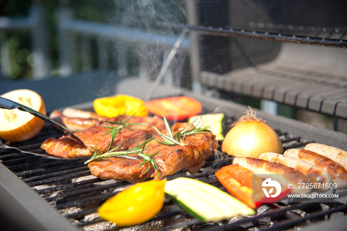 Gemüse und Steak am Grill beim grillen