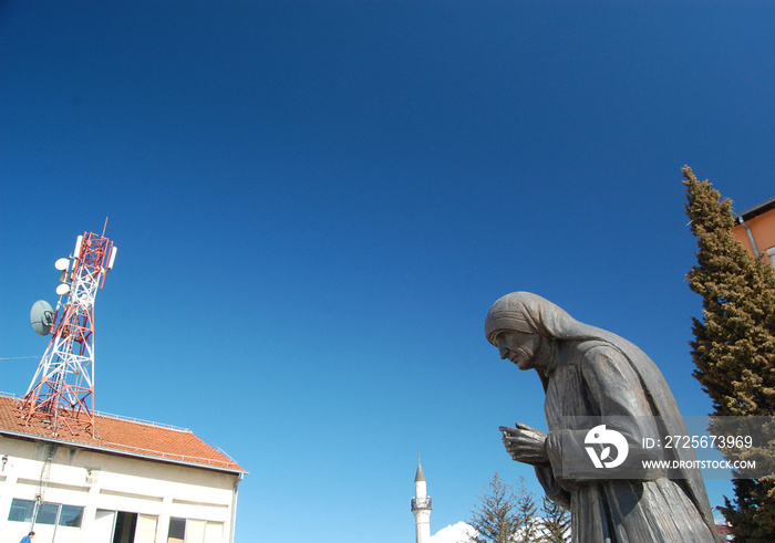 马其顿斯特鲁加的人道主义工作者和诺贝尔奖得主特蕾莎修女纪念碑。