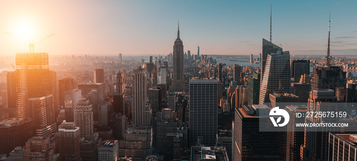 日出时纽约市大型壮观建筑的鸟瞰图-全景景观