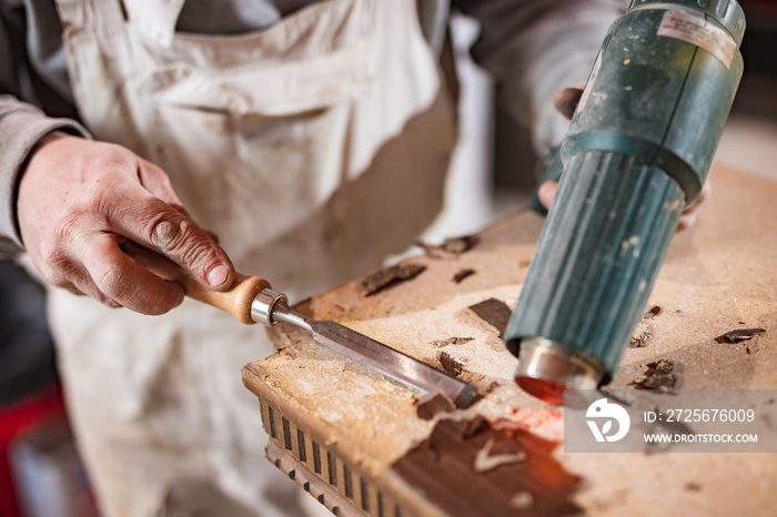 男木匠在复古的作坊里处理旧木头。
