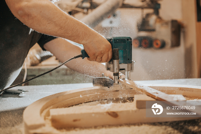 细木工、木工和家具制作，在木工店切割木材的专业木匠，年