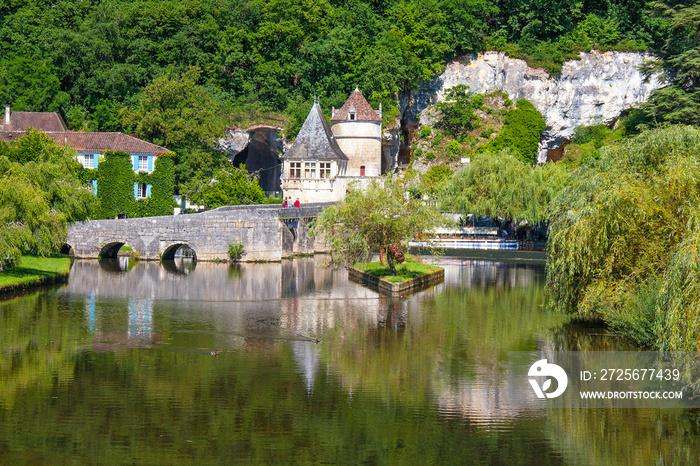 Brantôme. Le pavillon renaissance et le pont coudé. Dordogne. Nouvelle Aquitaine