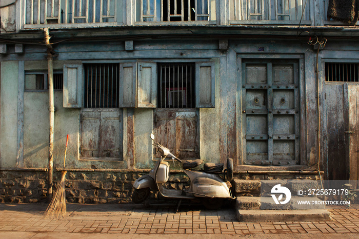印度马哈拉施特拉邦浦那街，停在外面的旧房子和摩托车