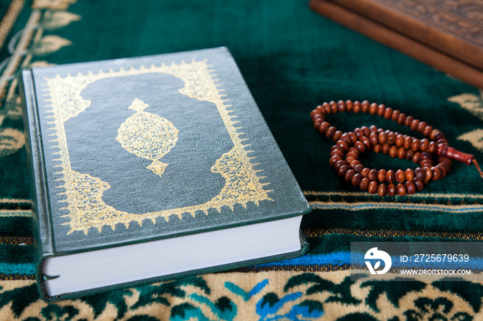 带念珠的伊斯兰教书籍《古兰经》