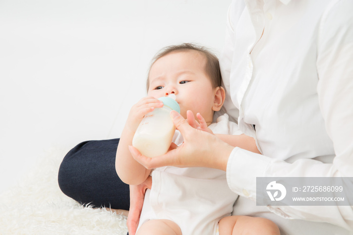 哺乳瓶でミルクを飲む赤ちゃん