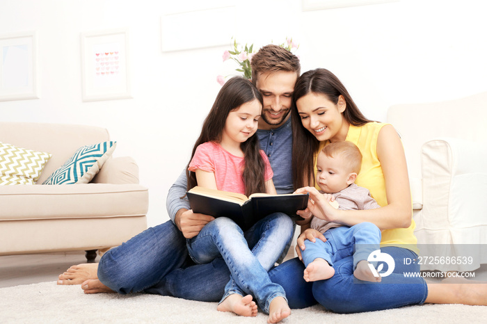 快乐家庭在家读书