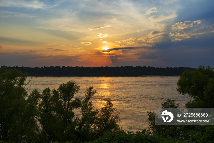 密西西比河在密西西比州维克斯堡市附近日落时的美景