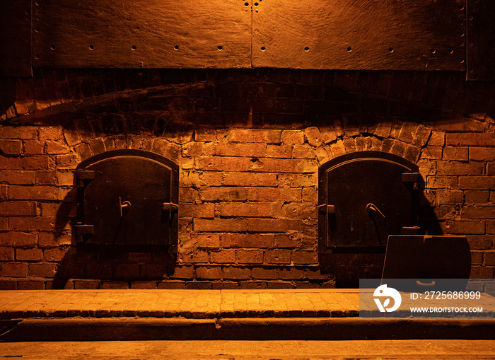 Puertas o portones espejo y dobles en una fábrica o bunker abandonado con luz ténue, tétrica y dramá