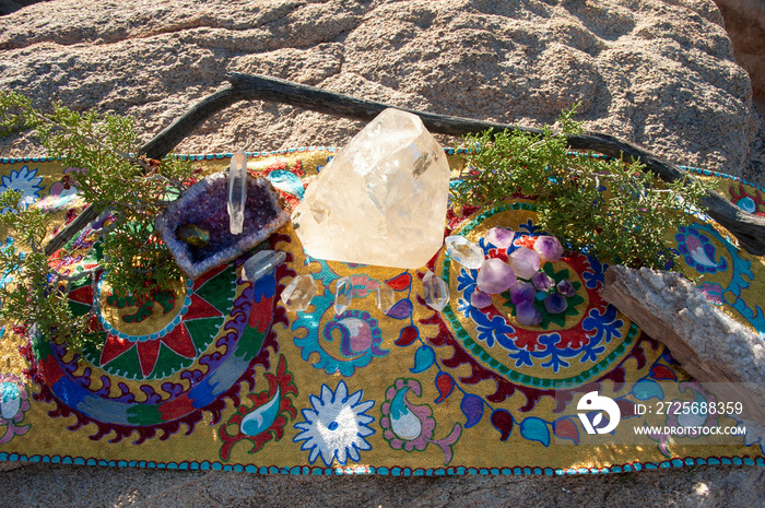 沙漠中神圣的希皮博纺织品上的水晶祭坛，有着山脉景观。