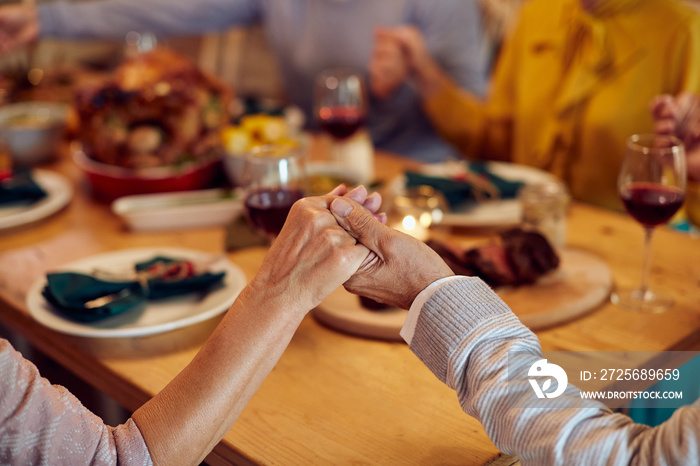 一对高级夫妇在与家人共进感恩节大餐时的特写。
