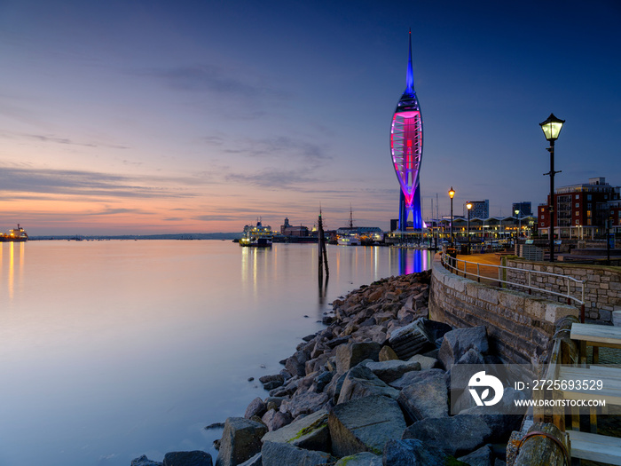 英国老朴茨茅斯日落时的Spinnaker Tower