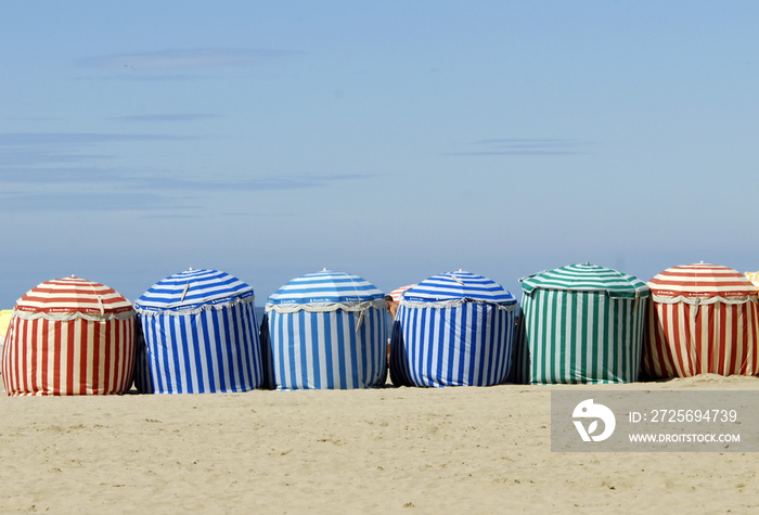 Ville de Trouville, les typiques parasols colorés de la plage, département du Calvados, Normandie, F