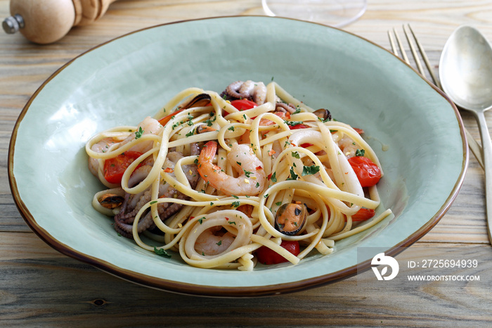 pasta con frutti di mare sfondo tavolo di cucina