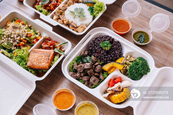 清洁食品餐盒：米饭和浆果配牛肉、三文鱼和鸡肉，配各种蔬菜和蔬菜