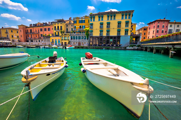 Peschiera del Garda色彩缤纷的港口和船只景观