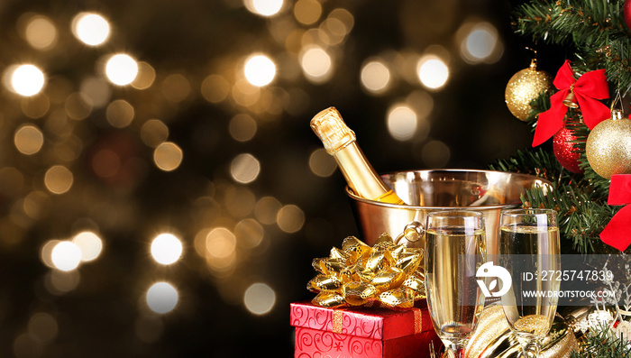 圣诞节或新年前夜。香槟和礼物