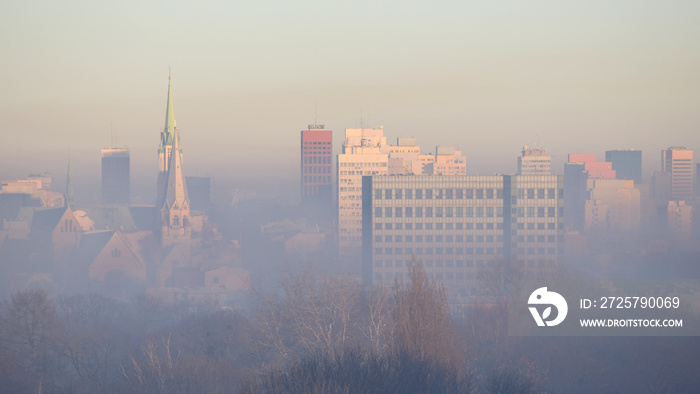 Miasto w smogu. Łódź, Polska.