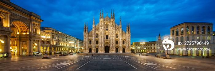 Domplatz in Mailand Italien mit Dom und Triumphbogen der Galleria Vittorio Emanuele II Panorama