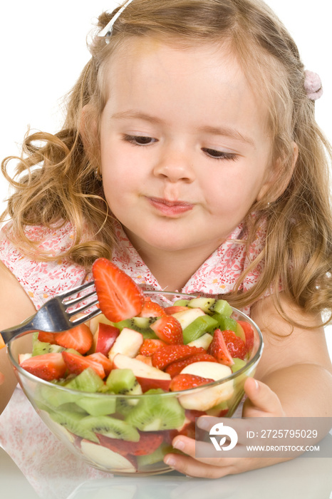 小女孩在吃水果沙拉