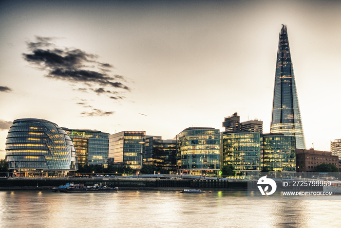 伦敦天际线在黄昏与市政厅和现代建筑，河