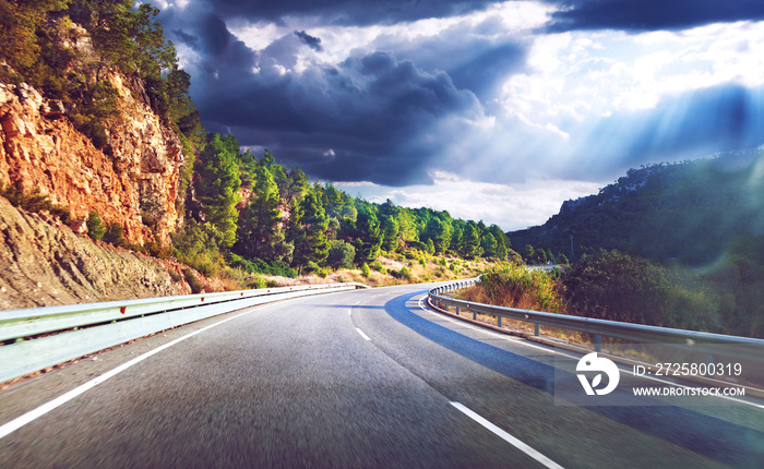 Autopista hacia el destino.Seguridad vial y transporte.Concepto de viajes y libertad.Paisaje de atar