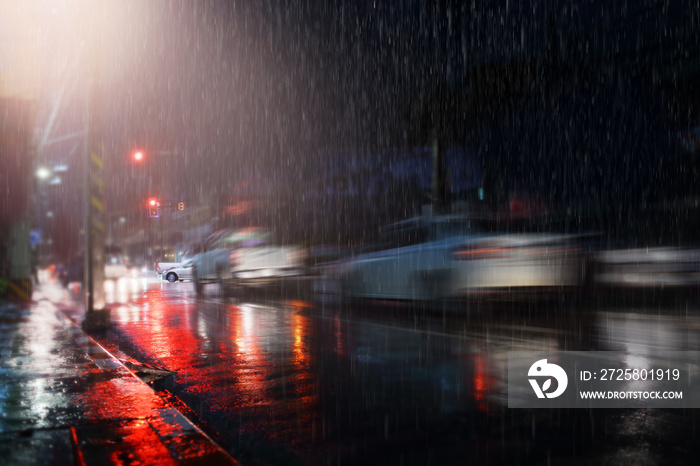 大城市的雨夜，选择性聚焦和运动模糊。