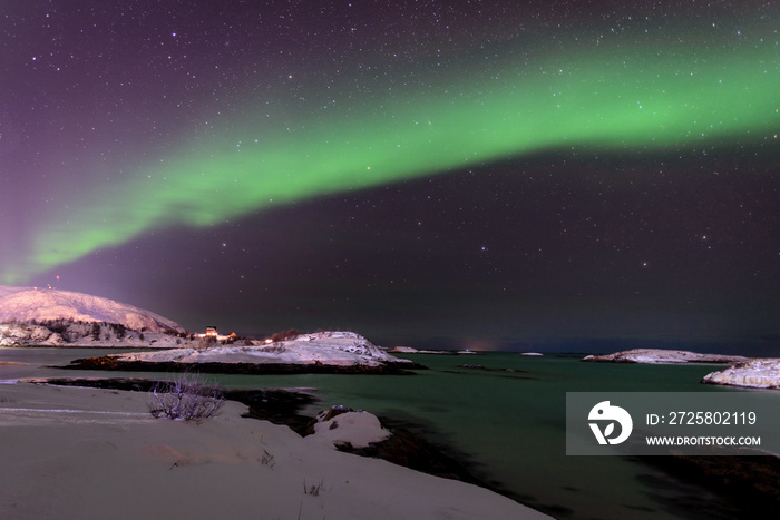 Aurora boreal en la Laponia noruega, en el círculo polar ártico. Sommaroy, Nordland en Noruega