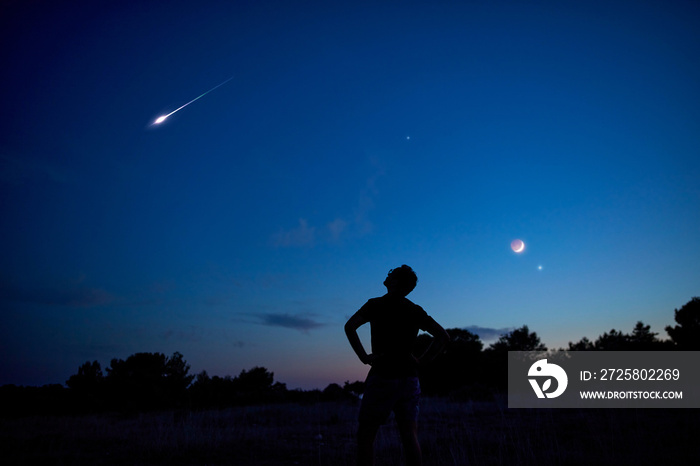 一个男人在星空下享受乡村的剪影。