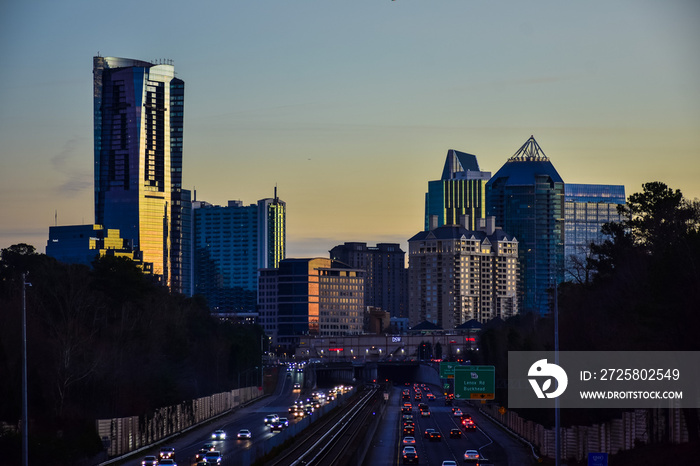 日落时分交通繁忙的Buckhead Atlanta