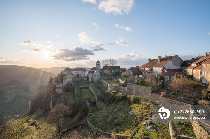 法国勃艮第夏隆城堡一座古堡的日落景观，中世纪的法国小镇