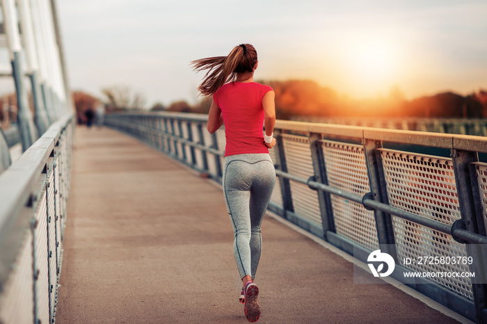 Fitnesses woman running in the city