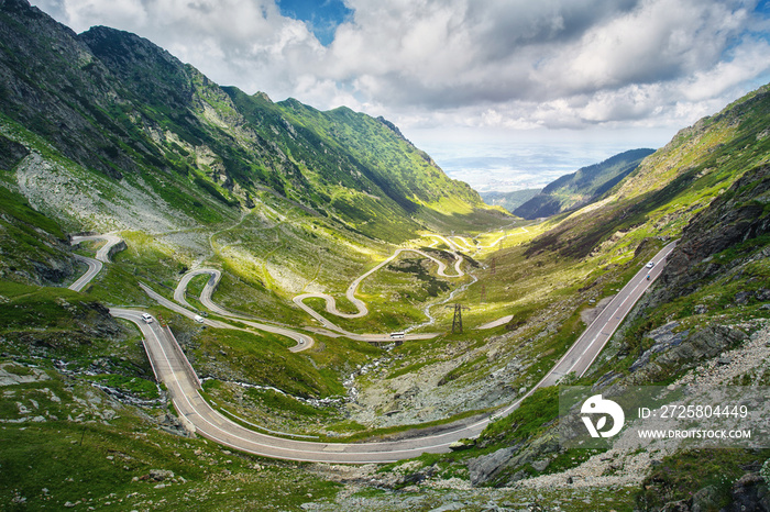 Transfagarasan在夏天通过。穿越罗马尼亚的喀尔巴阡山脉