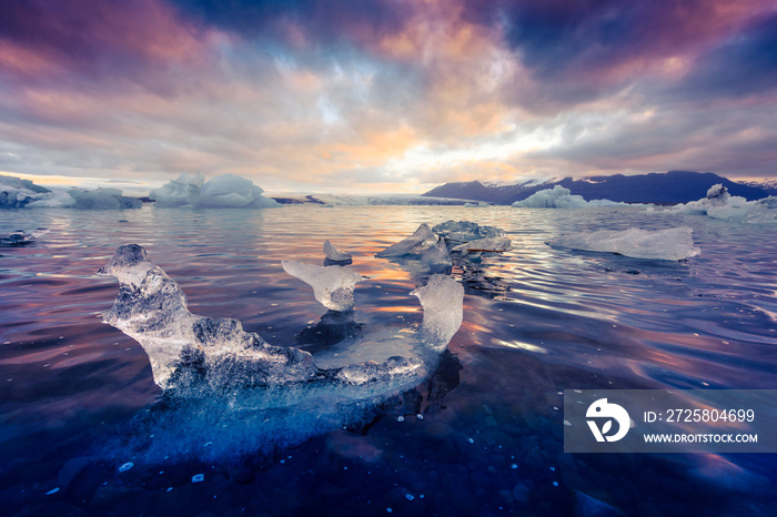 Jokulsarlon冰川泻湖中的冰山