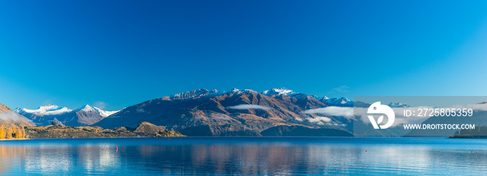 ニュージーランド　オタゴ地方のワナカ湖の湖畔から見える南アルプス山脈のアルタ山