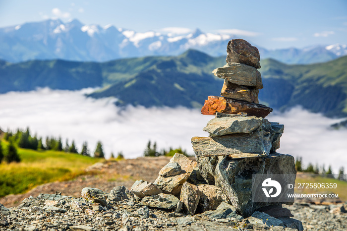 背景是石头和奥地利阿尔卑斯山建造的金字塔。照片拍摄于莱奥冈的阿西茨山