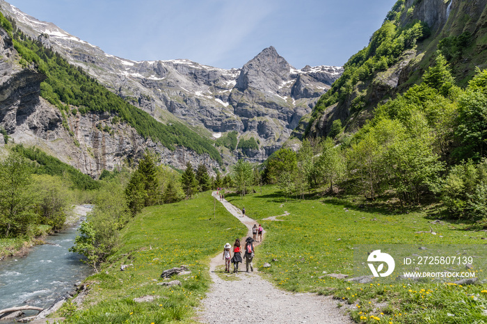 Randonneurs dans le cirque de Sixt Fer à Cheval