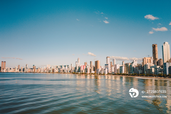 巴西Balneario Camboriu地区建筑物景观的航拍图像